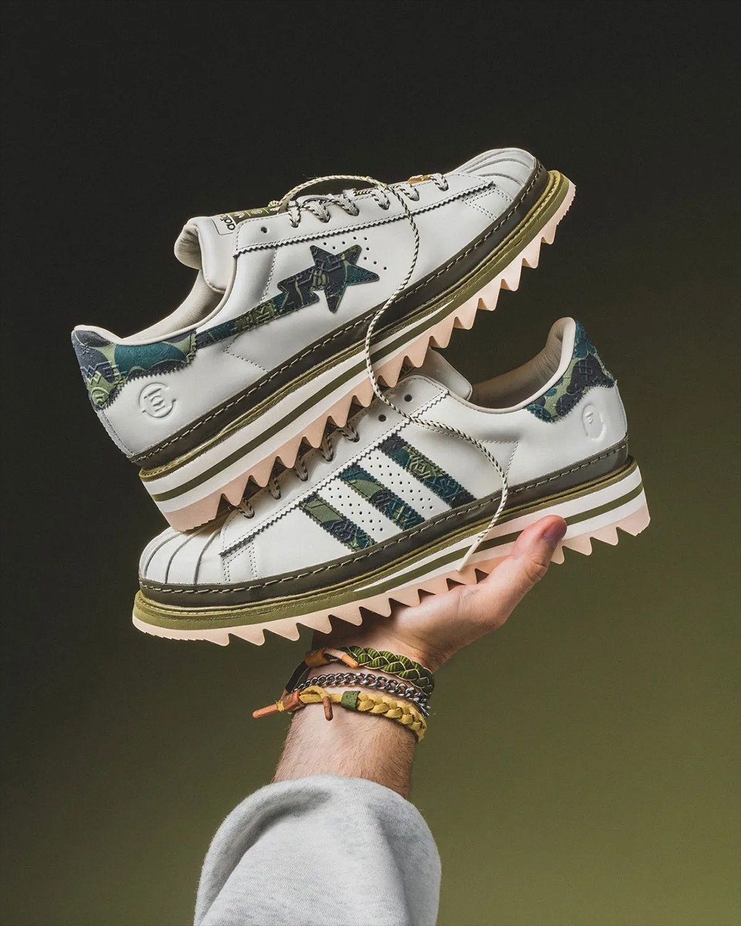 BAPE x CLOT x adidas Superstar 夢幻聯名全新配色曝光！綠色迷彩＋正裝外型絕對必搶！