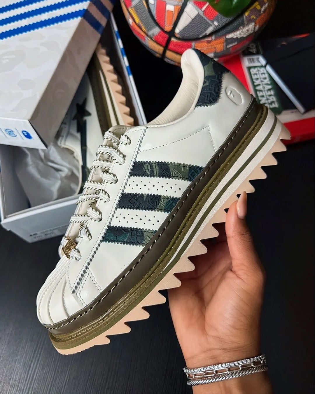 BAPE x CLOT x adidas Superstar 夢幻聯名全新配色曝光！綠色迷彩＋正裝外型絕對必搶！