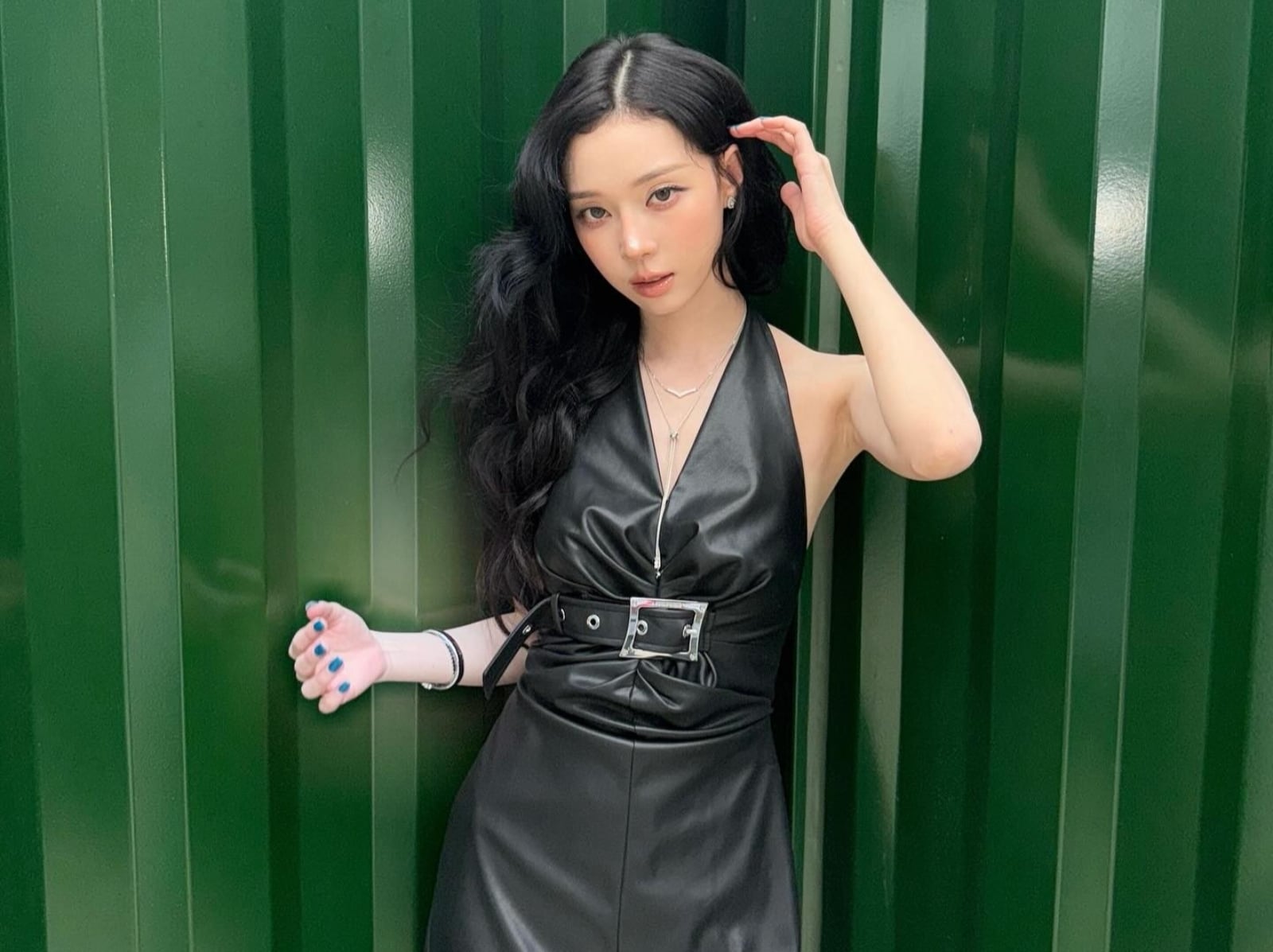 aespa Winter 身高 163 機場穿搭毛絨鞋引熱議！網笑：「為什麼把巧克力麵包穿腳上！」