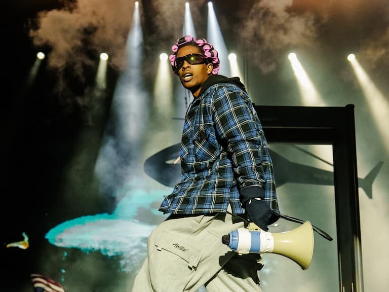 A$AP Rocky 自嘲推出「專輯永不發行」周邊系列！ 粉紅髮捲帽款致敬經典造型