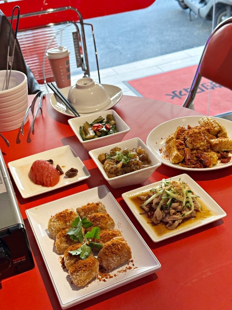 台北道地港式餐廳推薦《梁香好》：雞煲鍋、椰子雞｜菜單、地址、訂位⋯一次看！