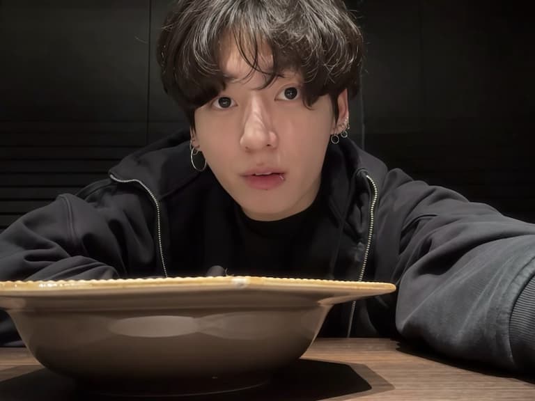 BTS 柾國直播 640 萬人圍觀下廚！網喊：「誰能拒絕會做飯的男神！」