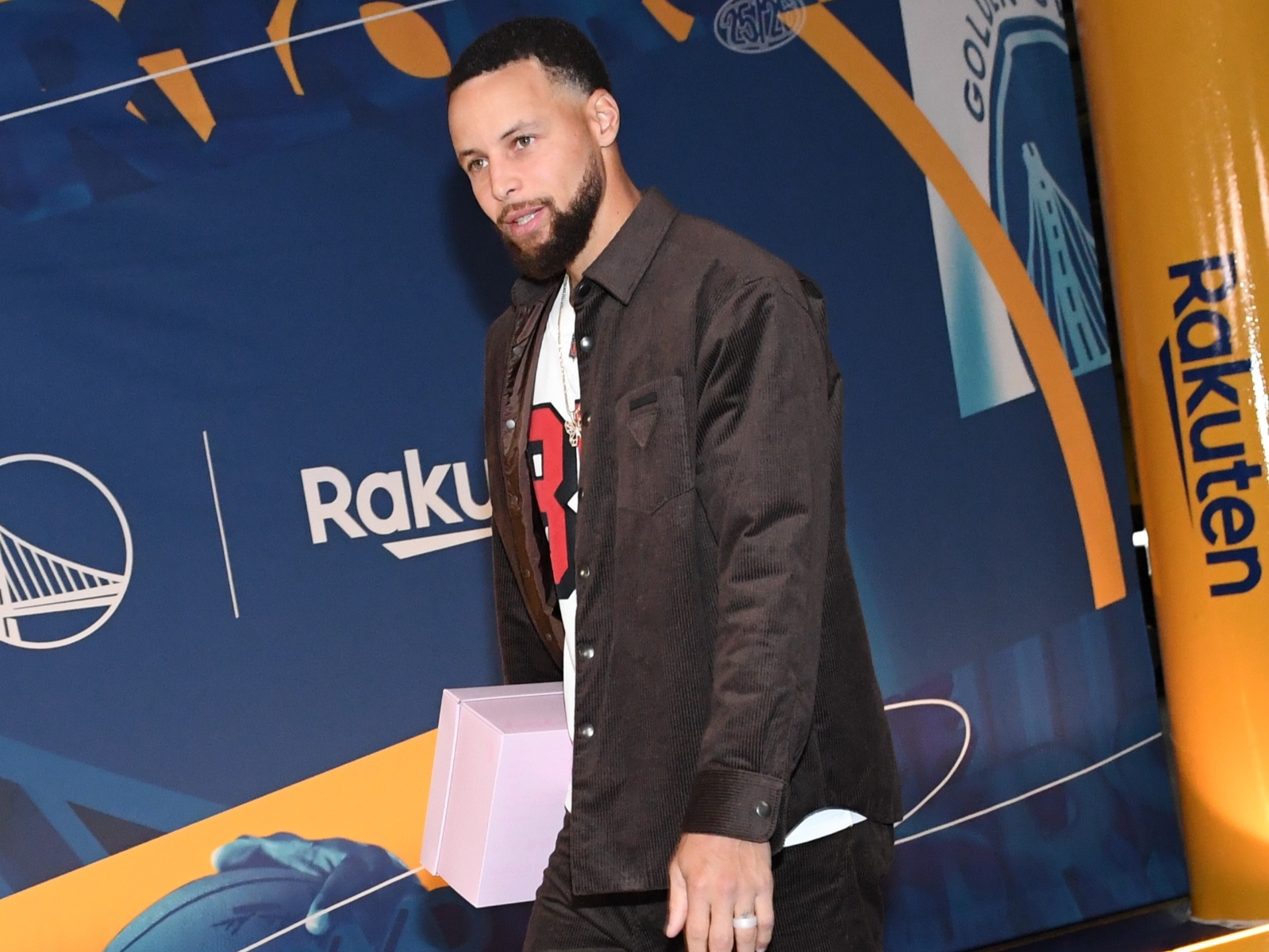 NBA／Curry 穿「倒勾球鞋」Travis Scott x AJ1 現身球場！賽前熱身又換上 PUMA HALI 1！