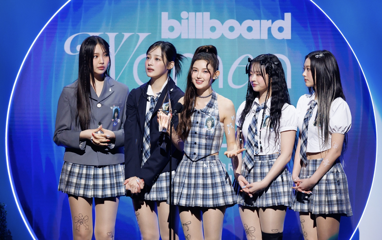 NewJeans 復出掀粉絲大戰！卡車示威抗議公司態度 HYBE 陷三方混戰