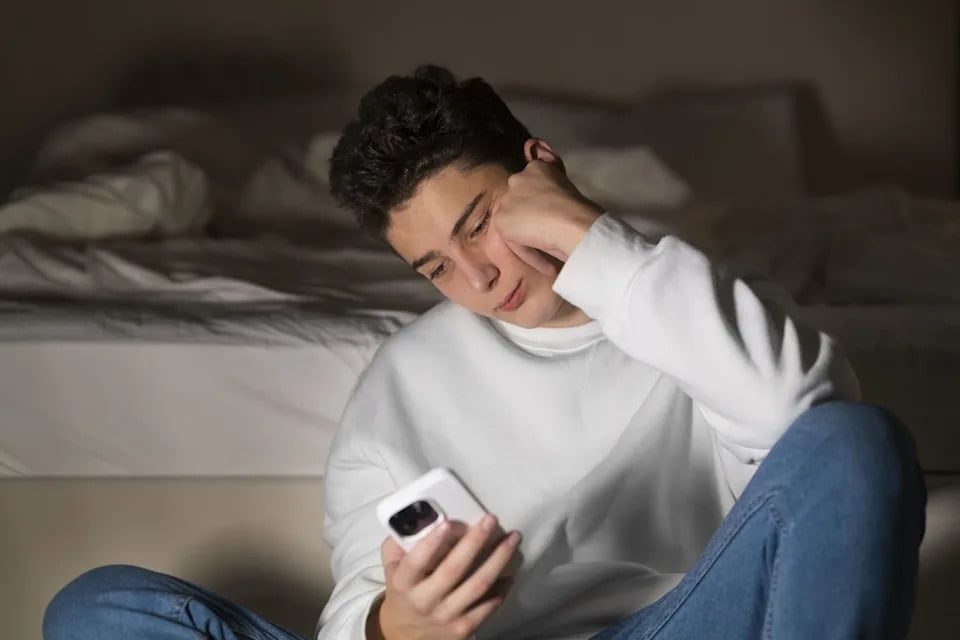 iPhone FaceTime 爆收費風波!iOS 26 自動改設定,苦主曬帳單嚇壞!