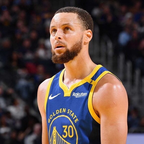 NBA／Curry 右大腿股四頭肌挫傷！一坐下立刻「痛到起身」畫面曝光引球迷心疼！