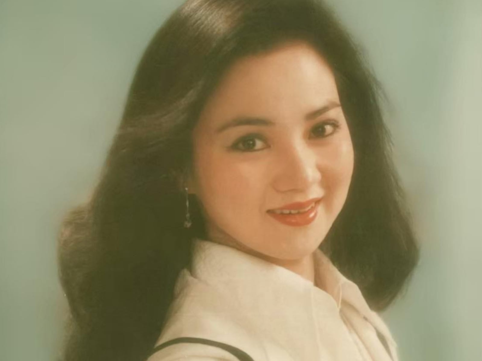 白冰冰年輕美照曝光撞臉周子瑜！謙虛回應：「實在不能比！」