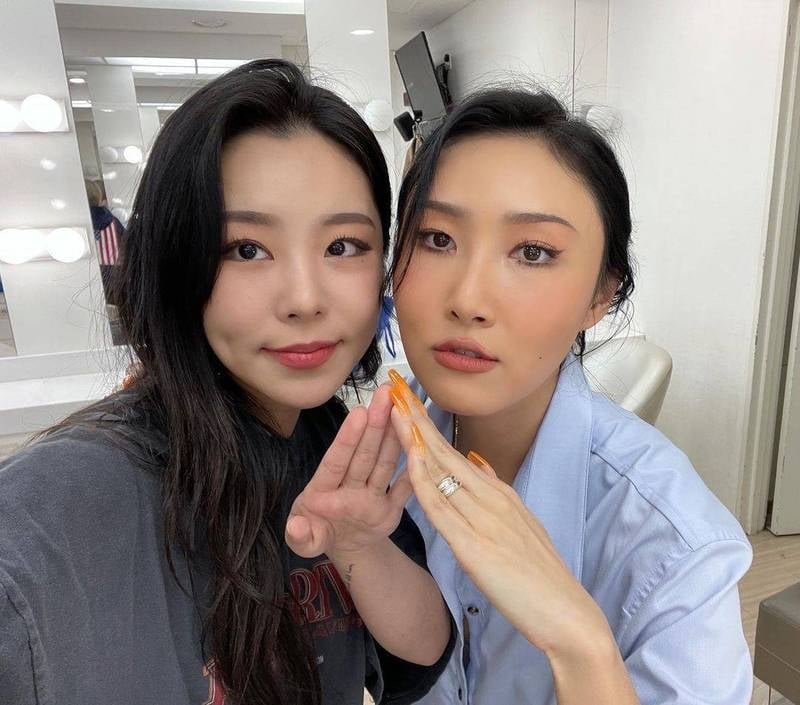 MAMAMOO 華莎與朴正民 CP 感超強！早期因外貌遭受攻擊、和輝人是閨蜜、男友自己追⋯5 件事快認識！