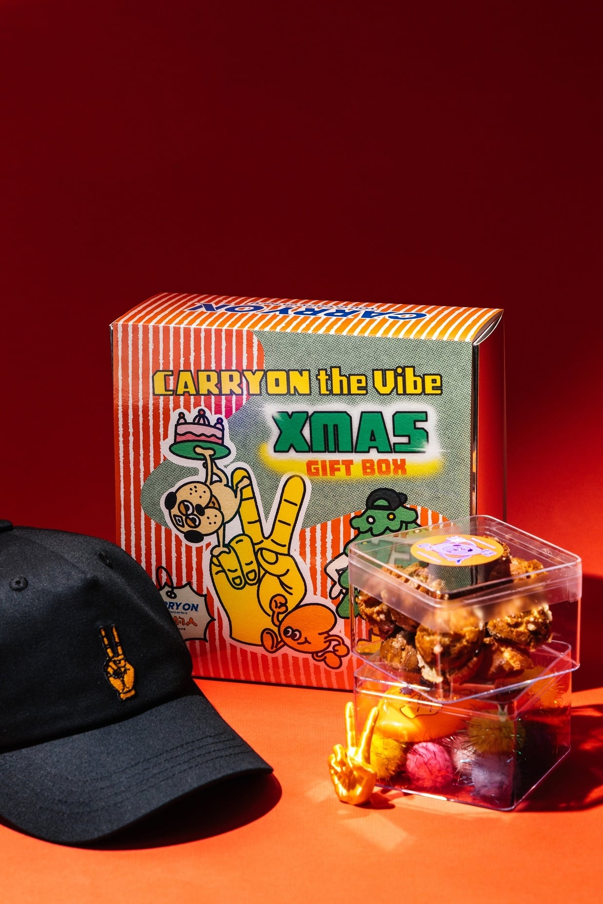 今年聖誕節來點不一樣的！街頭品牌「CARRYON」聯手人氣甜點「造糕的人」打造金手指聖誕限定禮盒