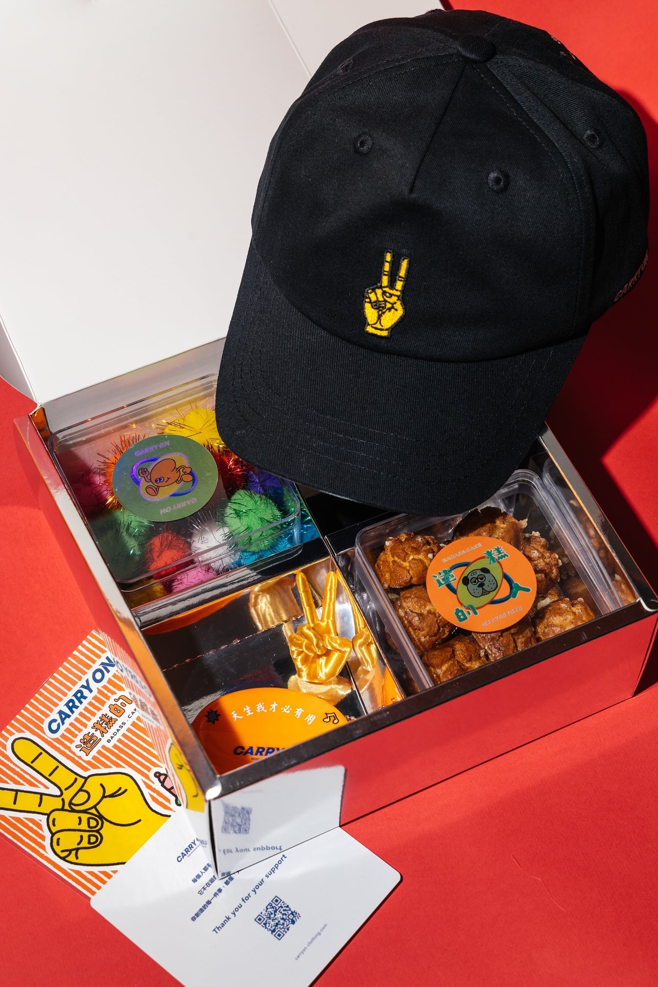 今年聖誕節來點不一樣的！街頭品牌「CARRYON」聯手人氣甜點「造糕的人」打造金手指聖誕限定禮盒