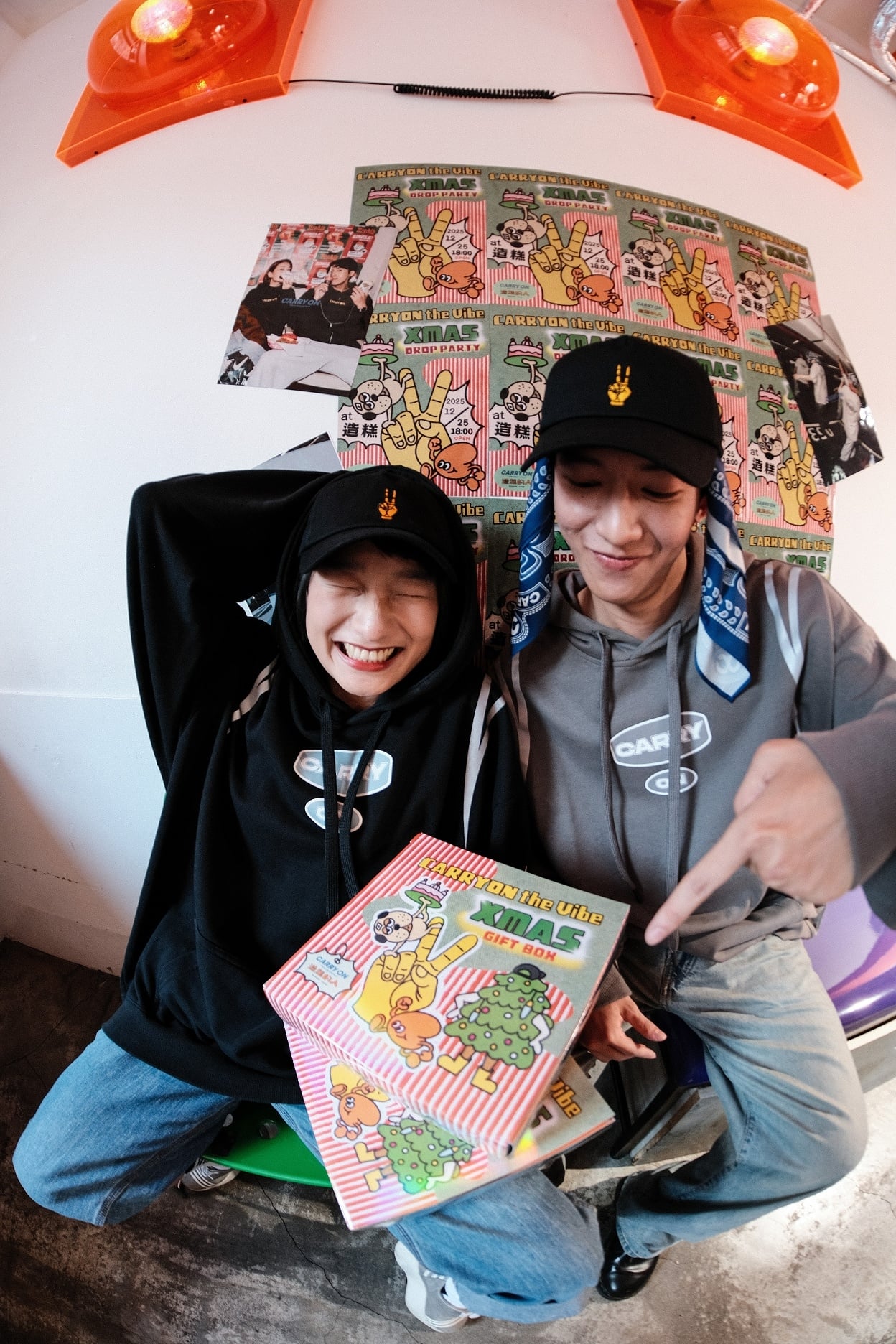 今年聖誕節來點不一樣的！街頭品牌「CARRYON」聯手人氣甜點「造糕的人」打造金手指聖誕限定禮盒