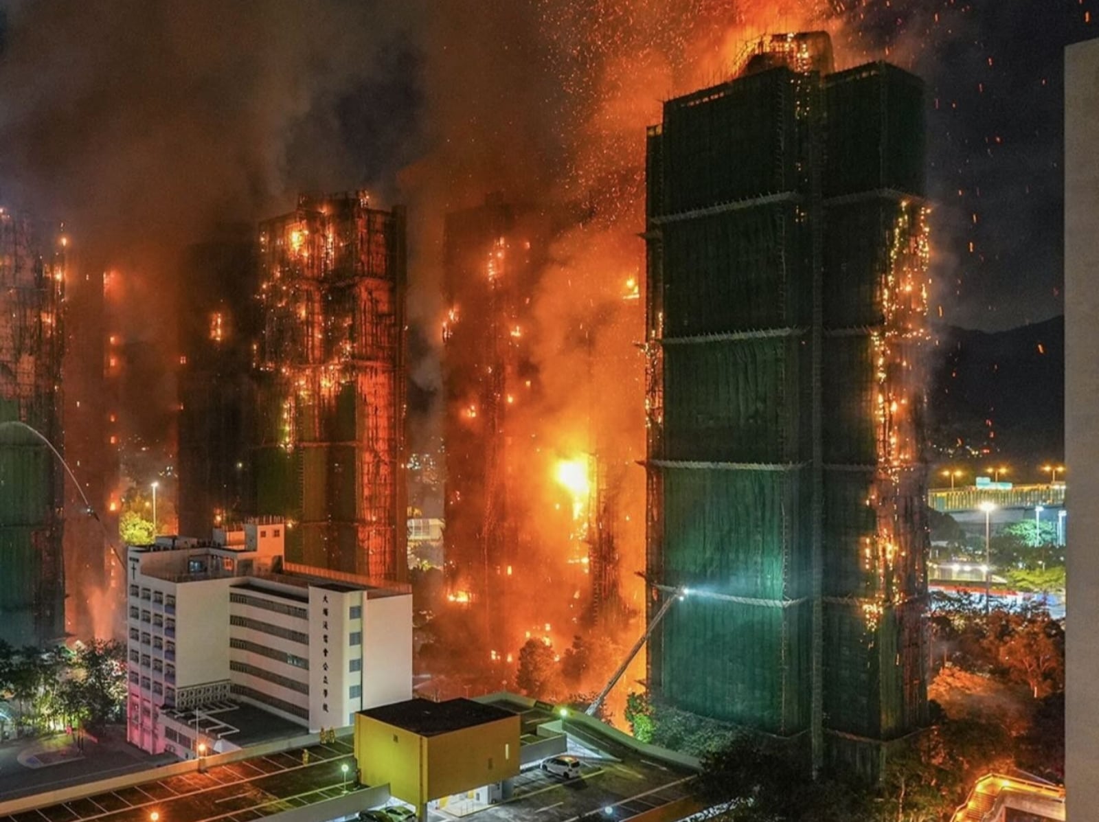 香港大埔宏福苑大火事件總整理｜起火原因、死傷人數、火勢情況⋯一次看！