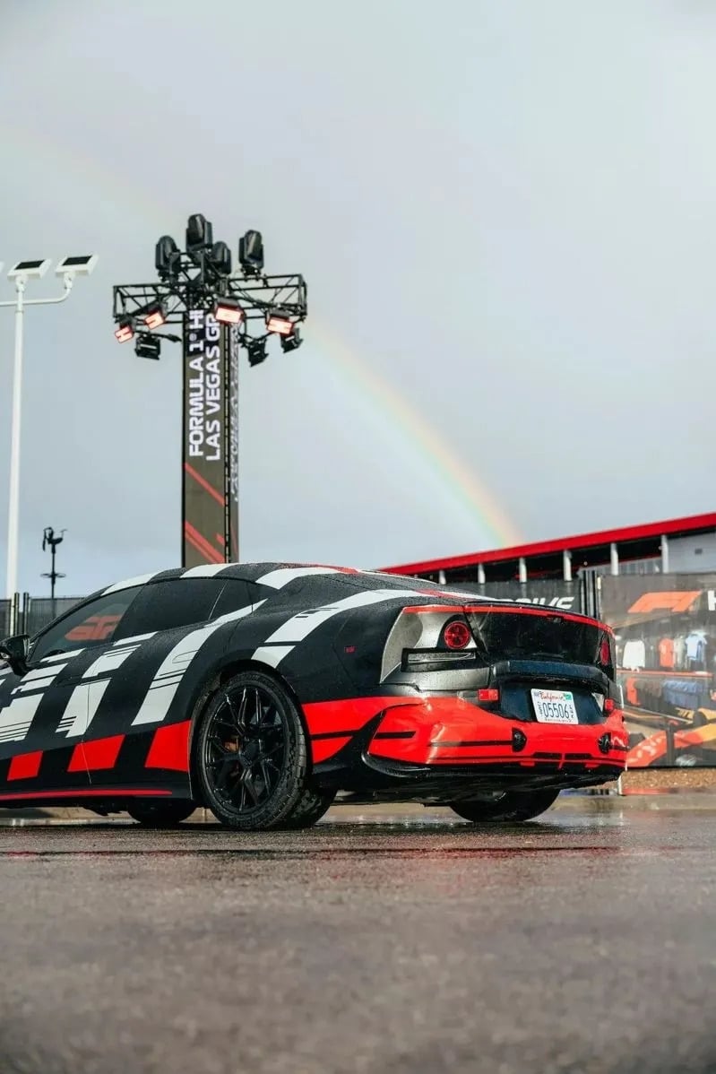 布萊德彼特 Brad Pitt 擔任賓士 Mercedes-AMG 電動超跑代言人！攜手 George Russell 拍廣告！