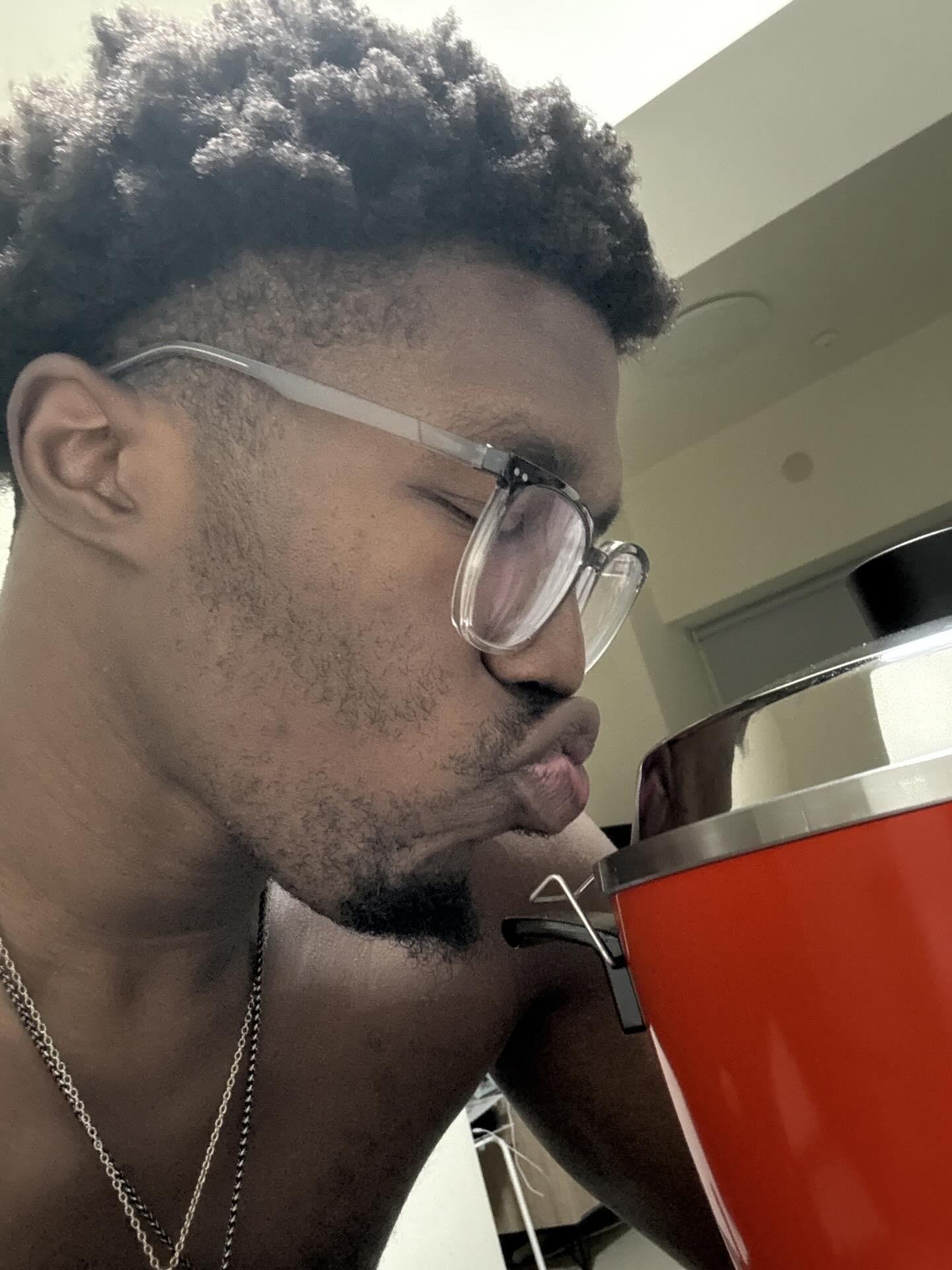 齊曼加用大同電鍋煮飯失敗!台灣網友急瘋:「不是這樣用啦!」