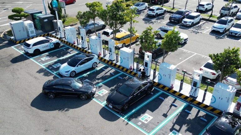 EVOASIS 充電站正式超越特斯拉!明年 DC 快充有望突破 1000 槍!