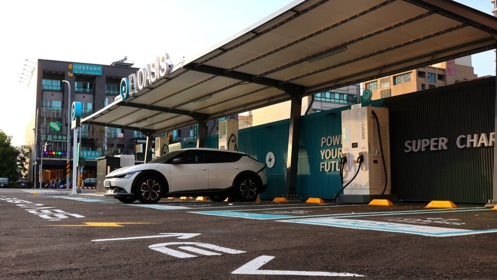 EVOASIS 充電站正式超越特斯拉!明年 DC 快充有望突破 1000 槍!