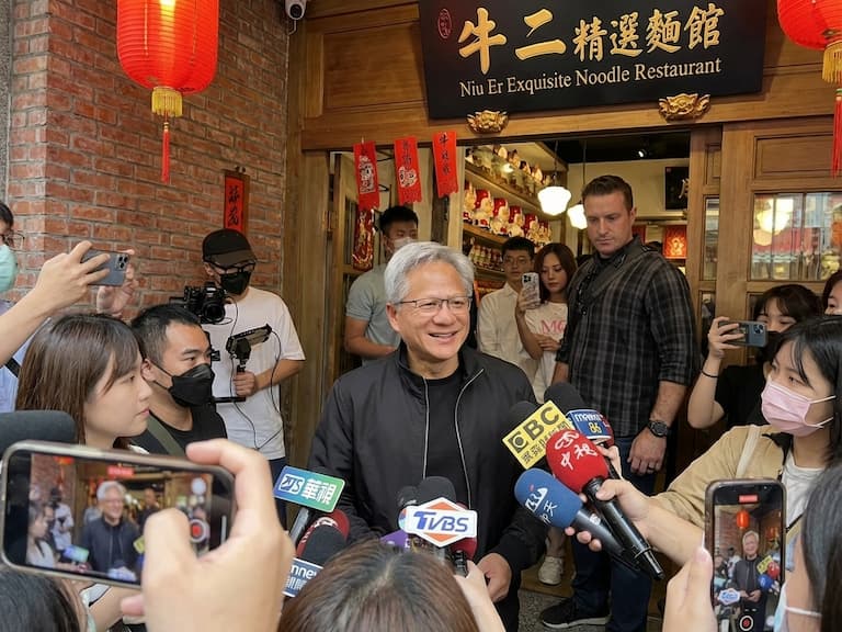 輝達執行長黃仁勳台北美食之旅全紀錄!從蜜餞、豆漿到按摩狂歡2天⋯網笑:「比觀光客還觀光客」