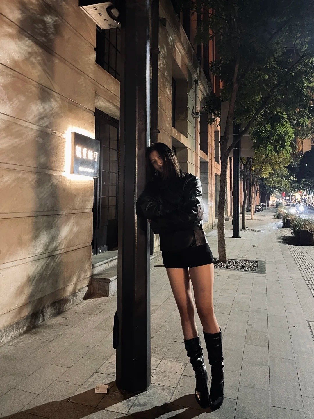 去夜店穿什麼？信義區美女標配「皮外＋短裙＋長靴」，網笑：「是公發的嗎？」