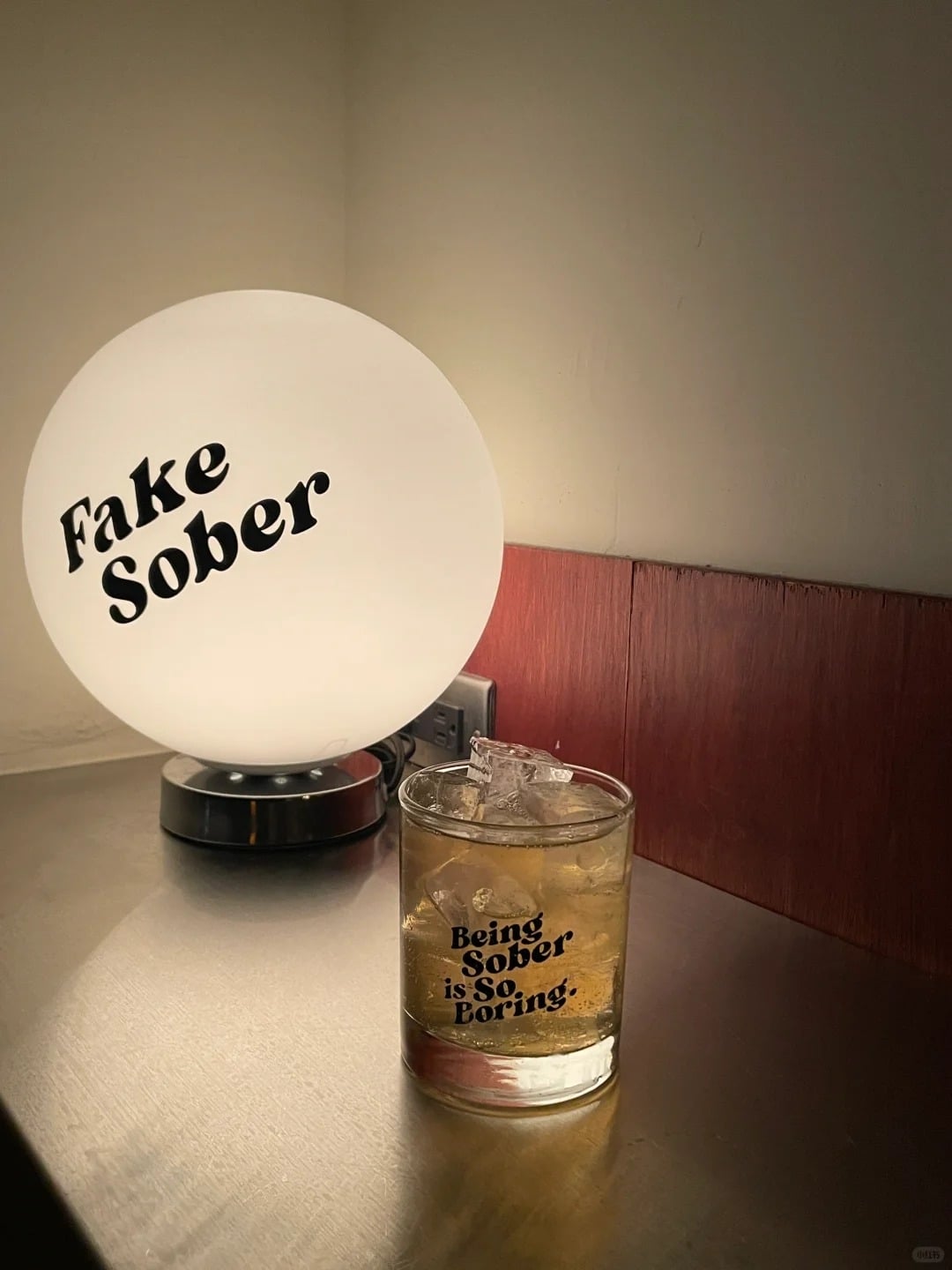 去夜店穿什麼？信義區美女標配「皮外＋短裙＋長靴」，網笑：「是公發的嗎？」