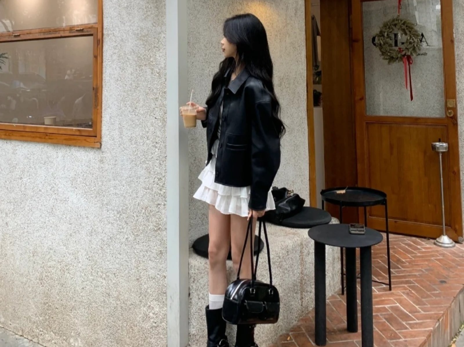 去夜店穿什麼？信義區美女標配「皮外＋短裙＋長靴」，網笑：「是公發的嗎？」