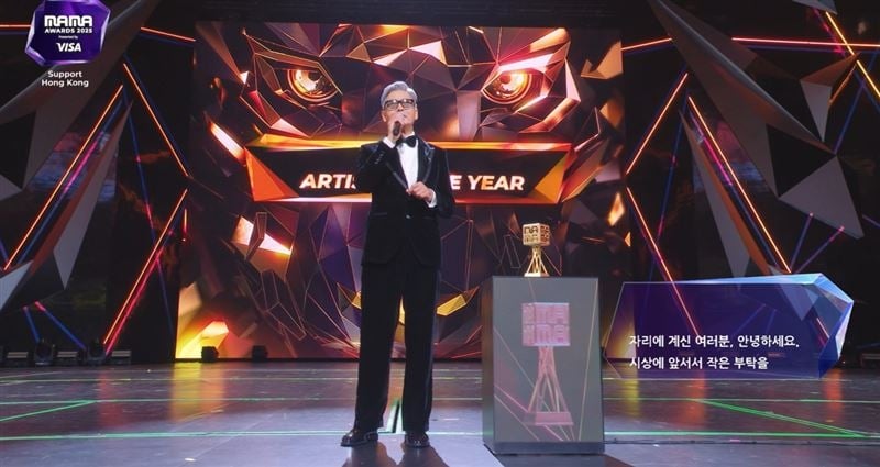 周潤發、GD 現身 MAMA 頒獎台夢幻合體!三語哽咽帶全場默哀香港火災罹難者 !