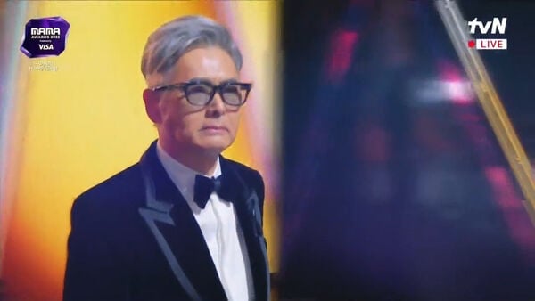 周潤發、GD 現身 MAMA 頒獎台夢幻合體!三語哽咽帶全場默哀香港火災罹難者 !