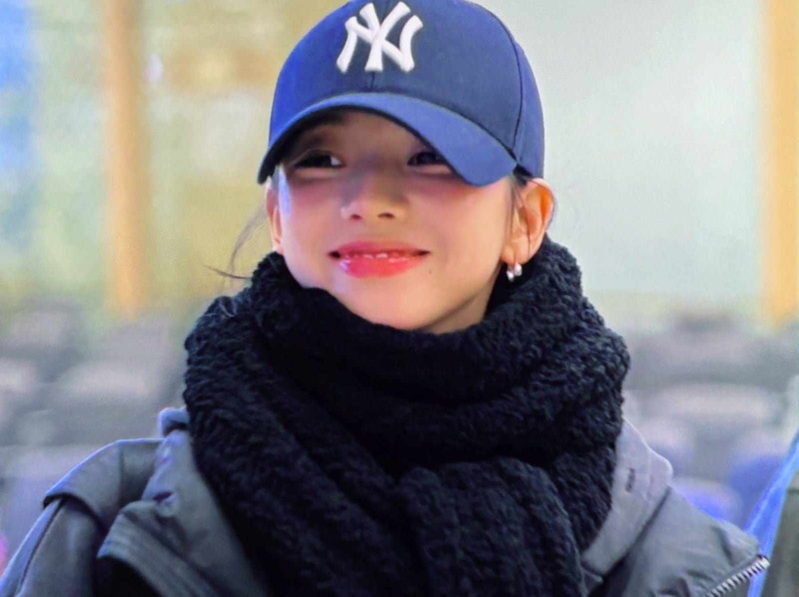 aespa Karina 身高 168 機場穿搭圍巾引熱議！親曝：「宿舍阿姨媽媽幫我織的！」