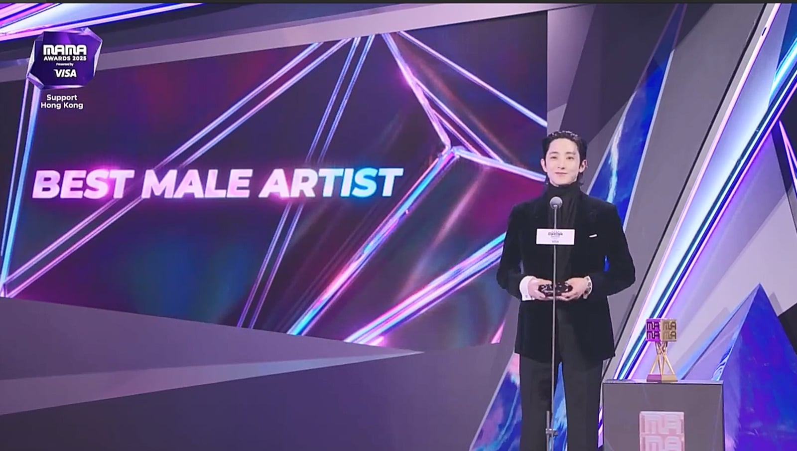 GD 稱霸 2025 MAMA！李洙赫頒獎上演兄弟甜互動，權志龍喊：「下次換我頒給你！」