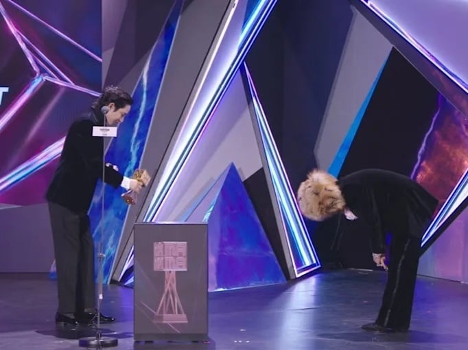 GD 稱霸 2025 MAMA！李洙赫頒獎上演兄弟甜互動，權志龍喊：「下次換我頒給你！」