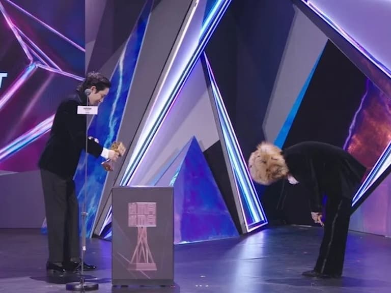 GD 稱霸 2025 MAMA！李洙赫頒獎上演兄弟甜互動，權志龍喊：「下次換我頒給你！」
