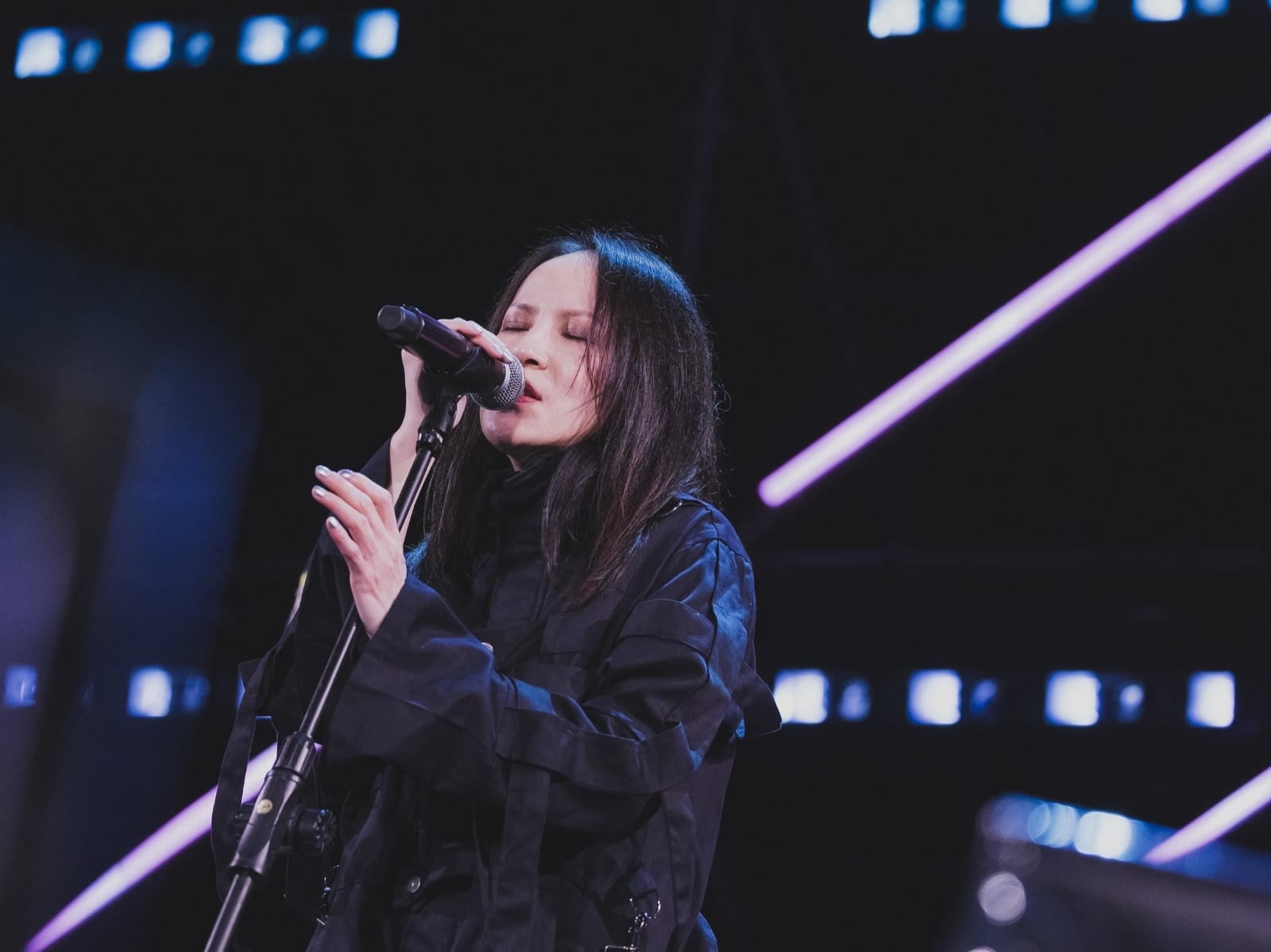 楊乃文簡單生活節冷酷開唱！講話很難只想喝水...俏皮暖場伍佰