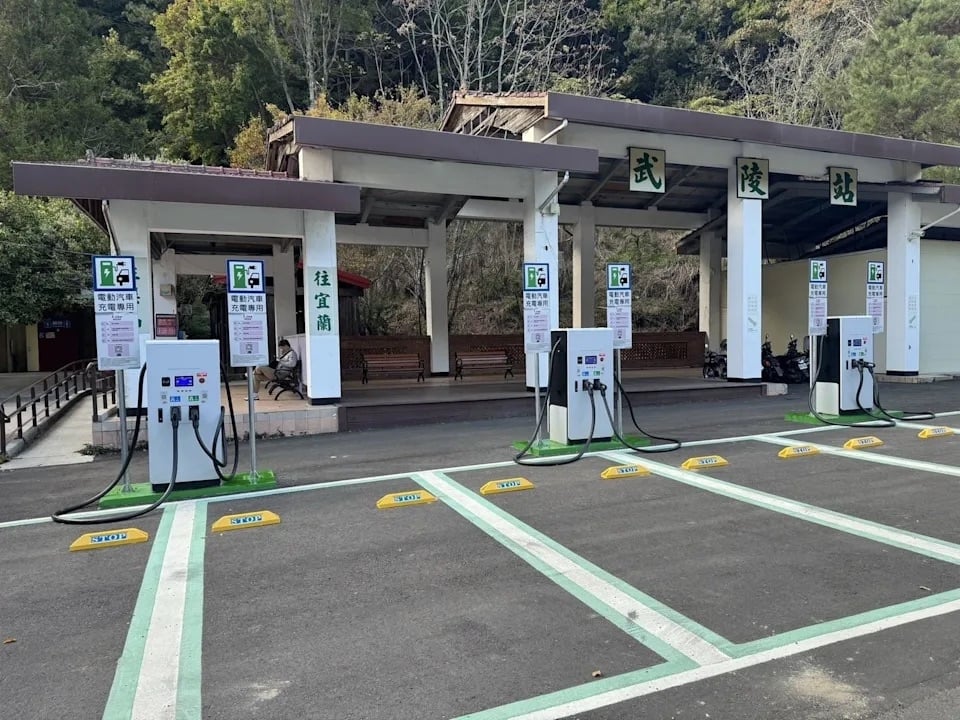 武陵農場楓紅季節限定美景!12月1日啟用電動車充電站
