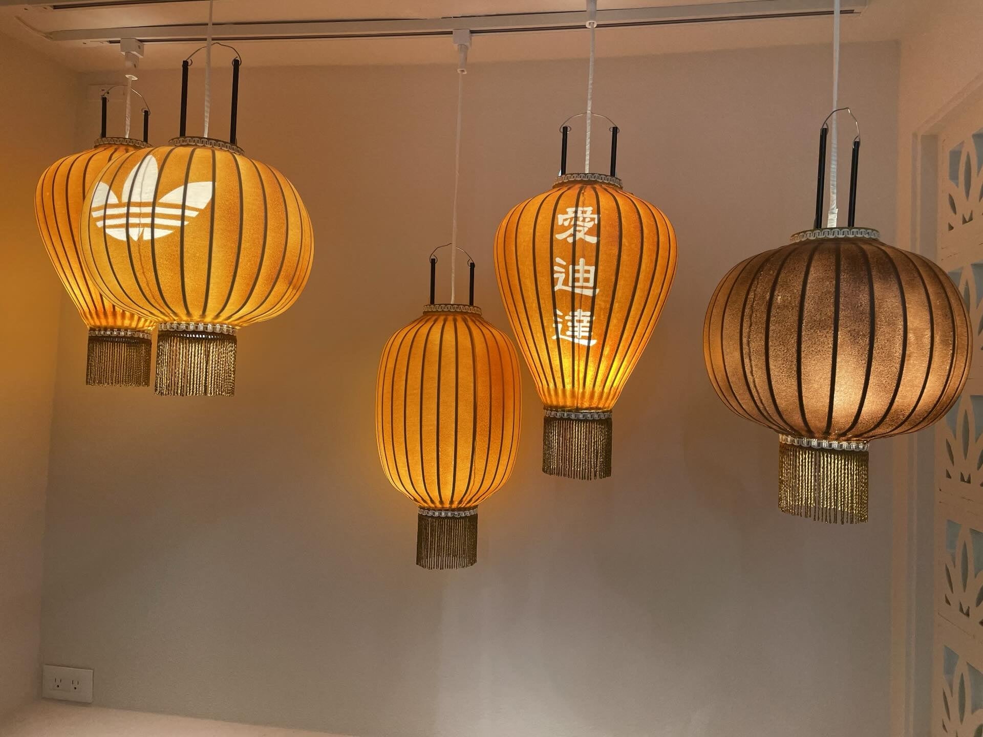 大稻埕迎來潮流新地標!adidas Originals 復古概念店開幕,燈籠牆成打卡熱點