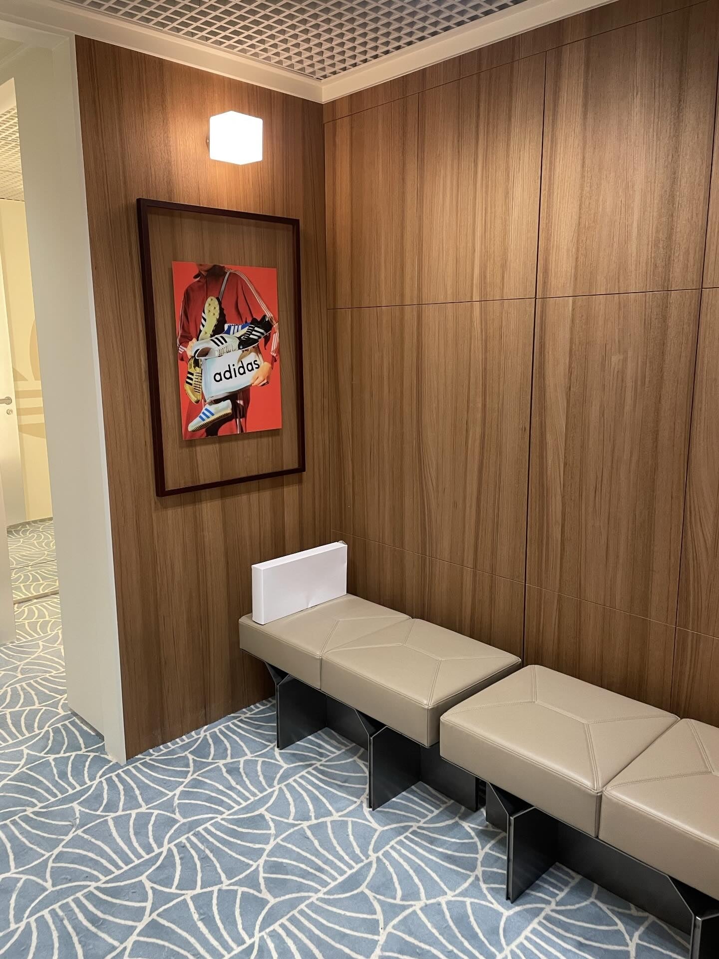 大稻埕迎來潮流新地標!adidas Originals 復古概念店開幕,燈籠牆成打卡熱點