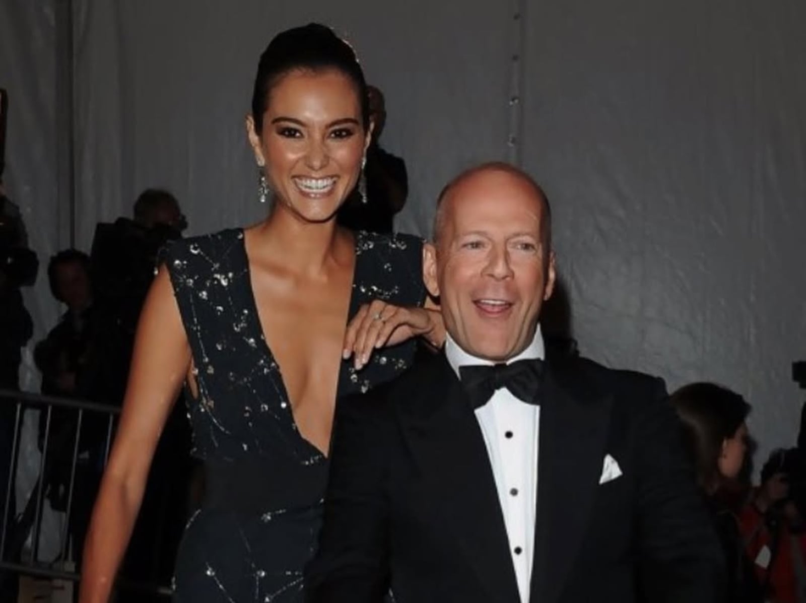 布魯斯威利 Bruce Willis 失智 3 年近況曝光！老婆艾瑪淚訴：「沈重但必要的決定！」