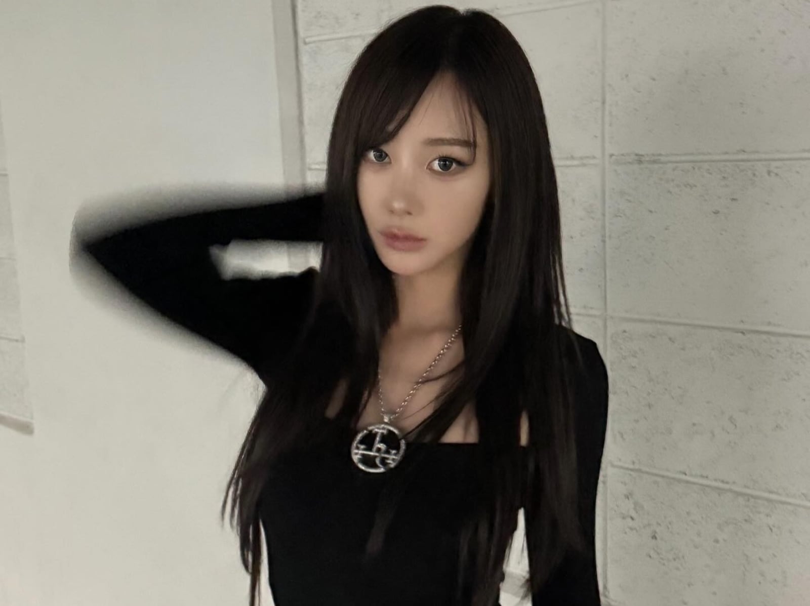 aespa Giselle 身高 164 拍照招牌動作引熱議！網笑：「頭真的很痛！」