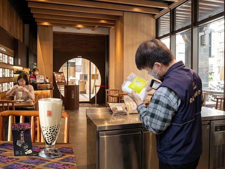 春水堂新人拿錯壺3人喝清潔液送醫 台中公益店停業2天