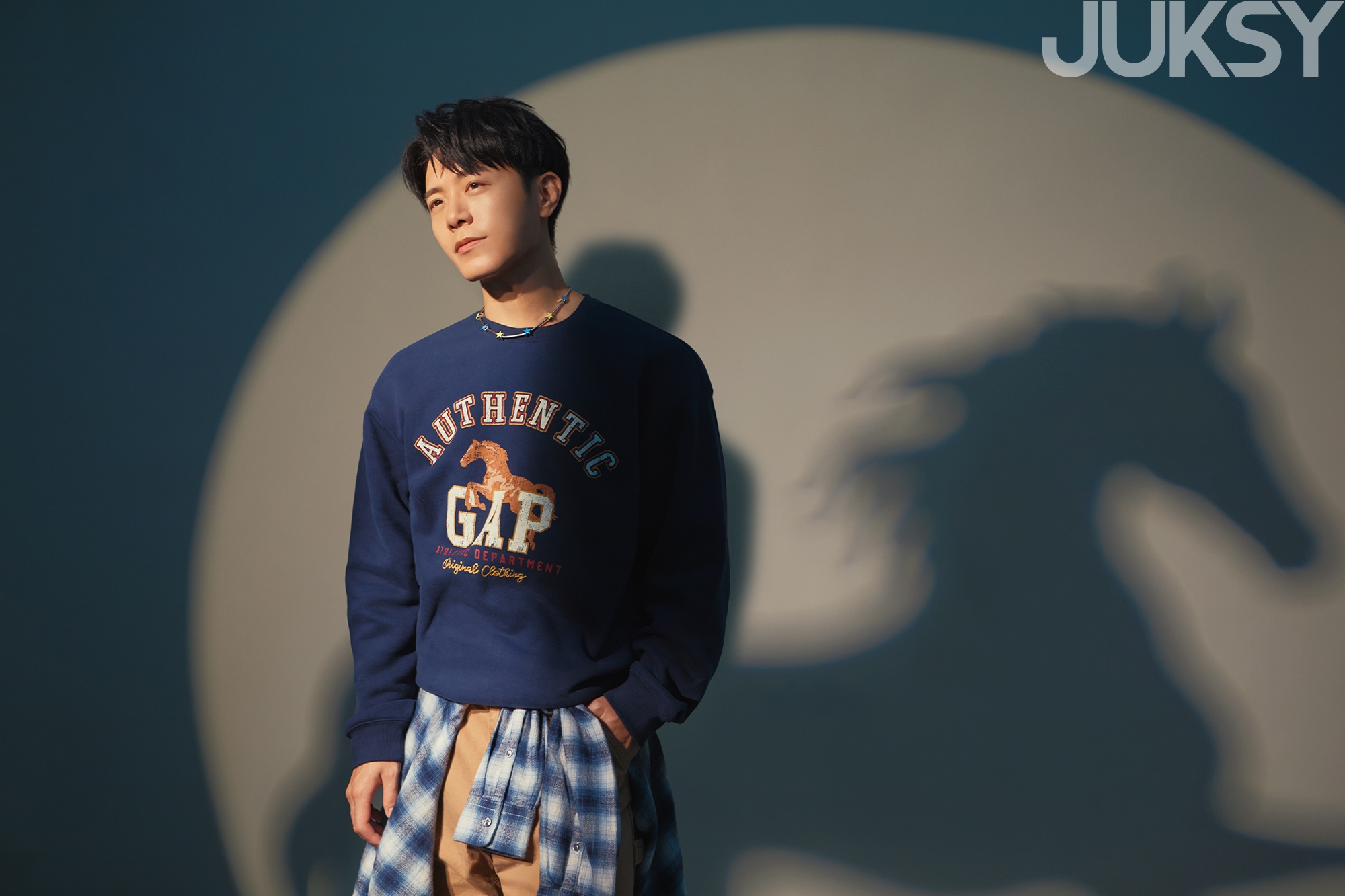 新年穿搭不需要爆紅，只需要剛好讓人記得你，韋禮安上身 Gap 親自演繹 3 種 「韋式哲學」，在新的一年突破框架，在規則裡多一點叛逆！