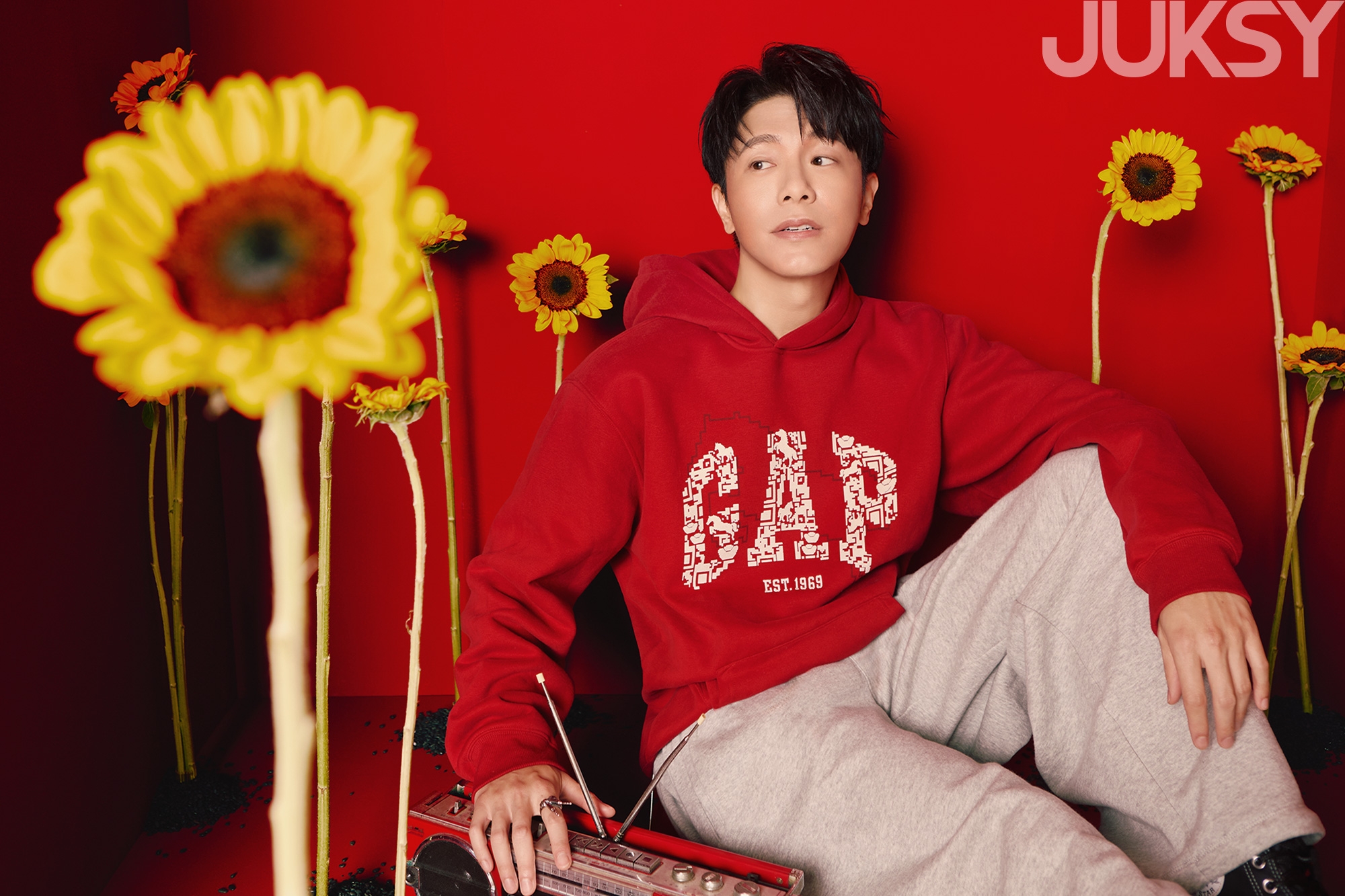 新年穿搭不需要爆紅，只需要剛好讓人記得你，韋禮安上身 Gap 親自演繹 3 種 「韋式哲學」，在新的一年突破框架，在規則裡多一點叛逆！