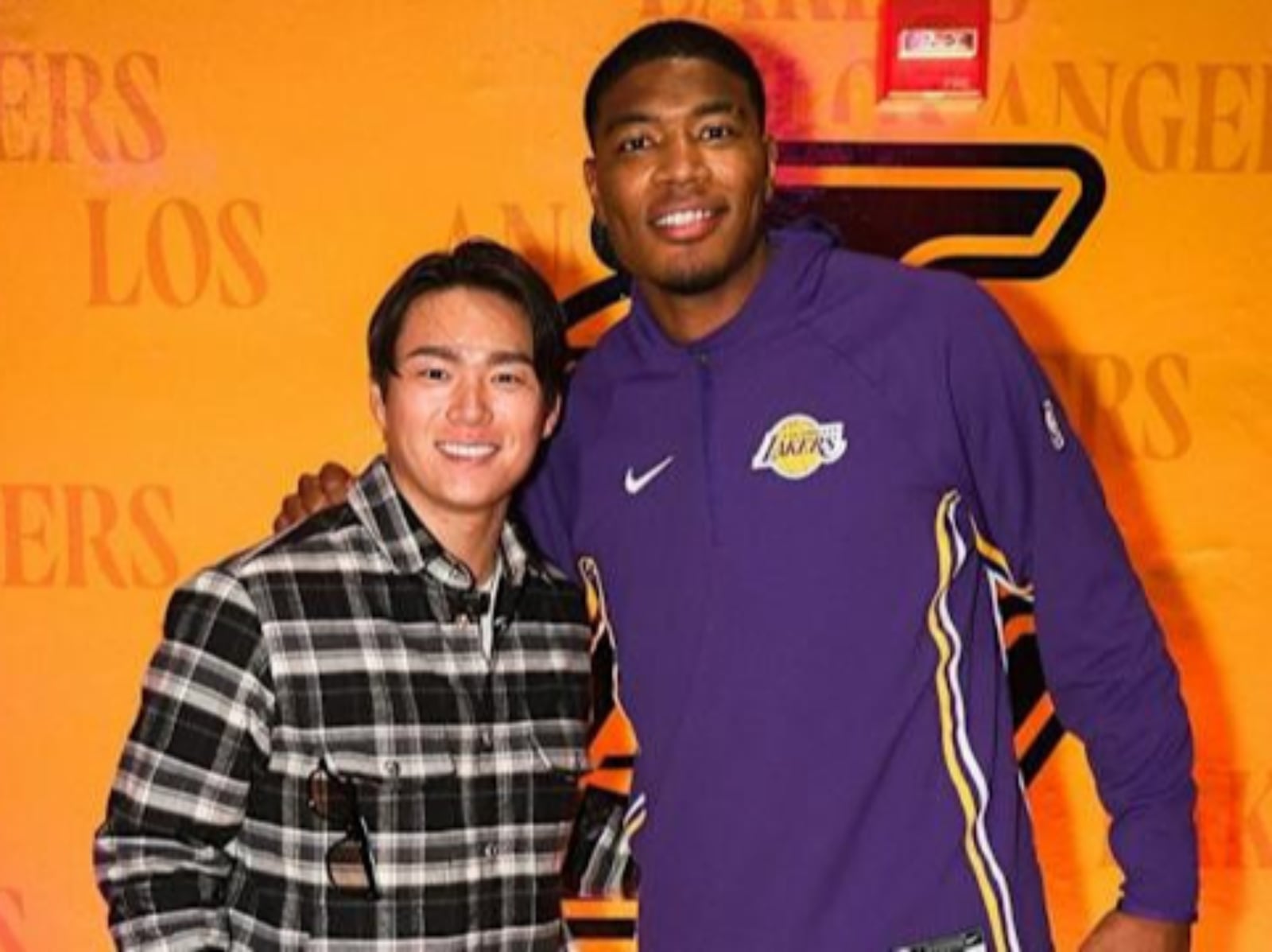 NBA／山本由伸現身湖人主場獲全場致敬！ 合體八村壘「超萌體型差」樂翻網友！