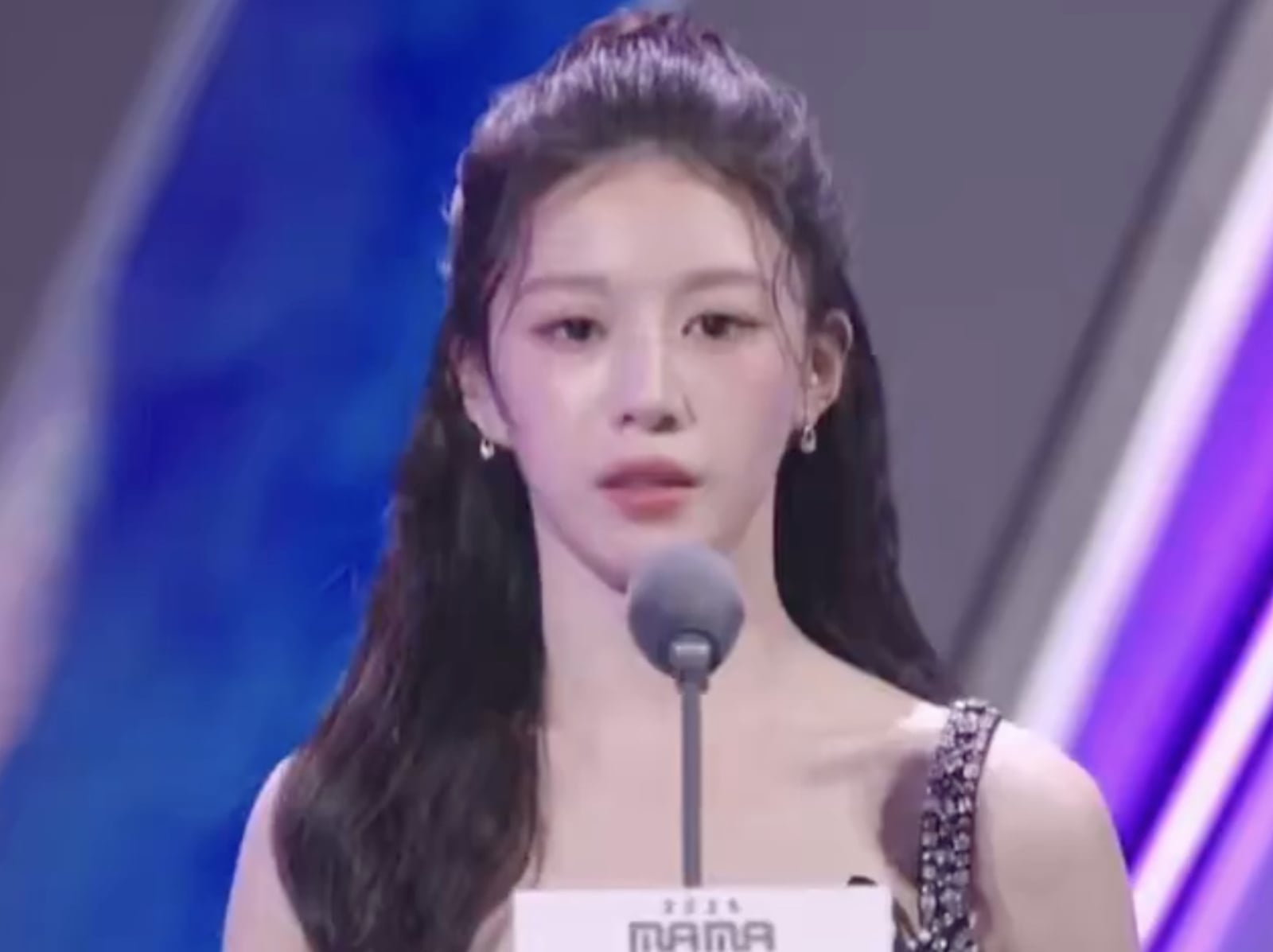 高允貞 2025 MAMA 上台 「緊張到當機」，聲音微顫、表情僵硬反應笑翻網友！