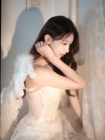 李雅英身穿蕾絲薄紗拍白色天使照！美照曝光吸讚破萬，粉絲：「世上真的有天使！」