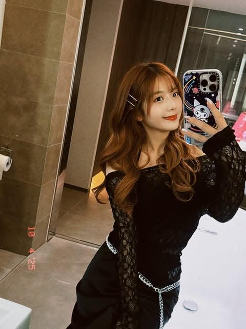 樂天女孩笑笑邊化妝邊開車追撞！愛車剛買 3 個月慘吸修車費！