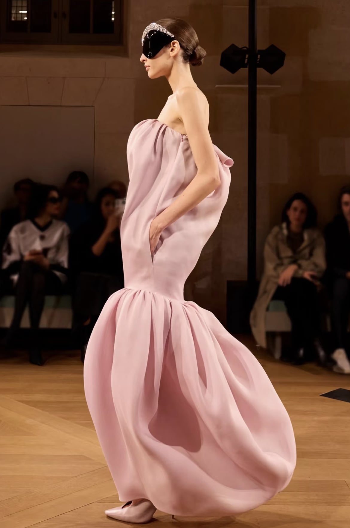 蕾哈娜 Rihanna 現身紅毯狀態極佳！網讚：「其他人都黯然失色！」