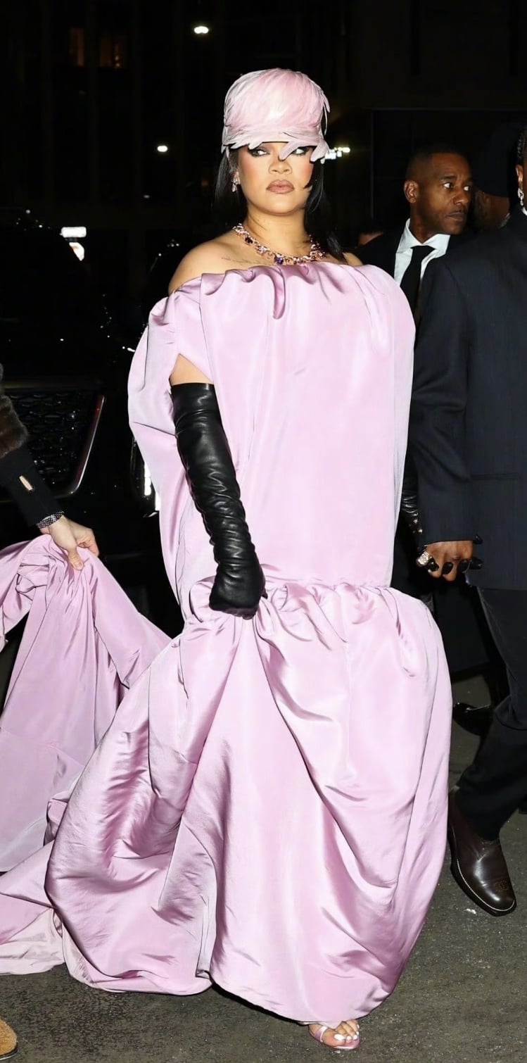 蕾哈娜 Rihanna 現身紅毯狀態極佳！網讚：「其他人都黯然失色！」