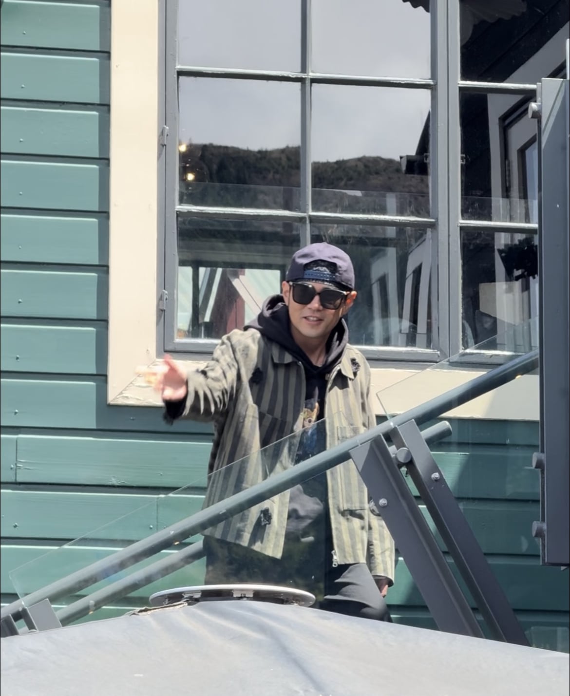 昆凌身高 163 與周杰倫驚喜現身紐西蘭！下身失蹤穿搭辣秀逆天長腿超吸睛！