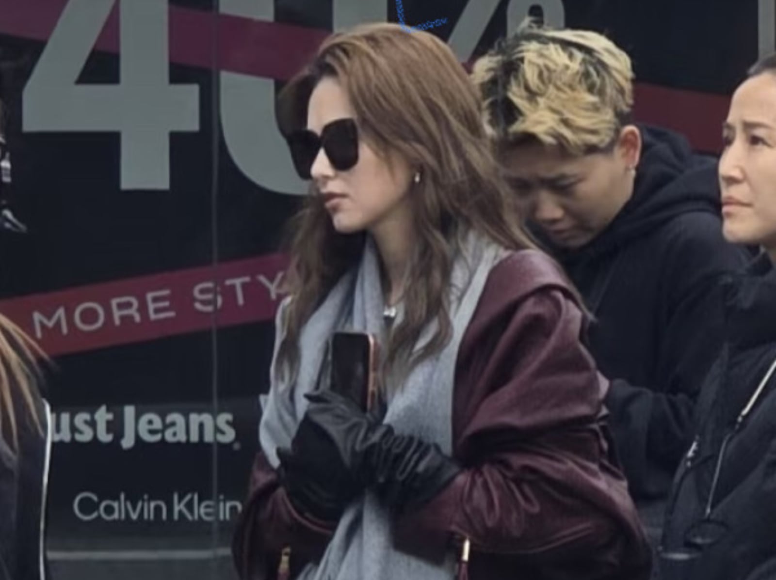 昆凌身高 163 與周杰倫驚喜現身紐西蘭！下身失蹤穿搭辣秀逆天長腿超吸睛！