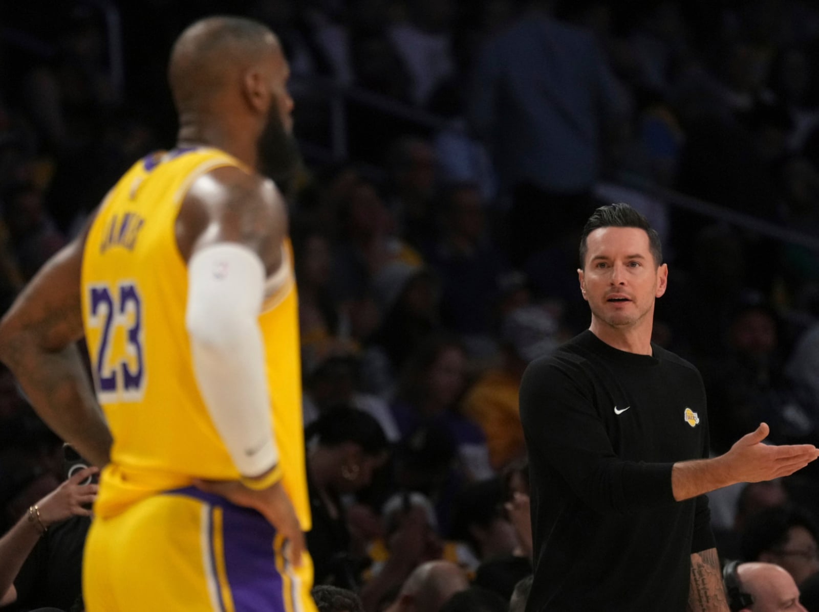 NBA／LeBron James 無視戰術「跟對手聊天」被罵翻！硬刷 10 分舉動引爭議！