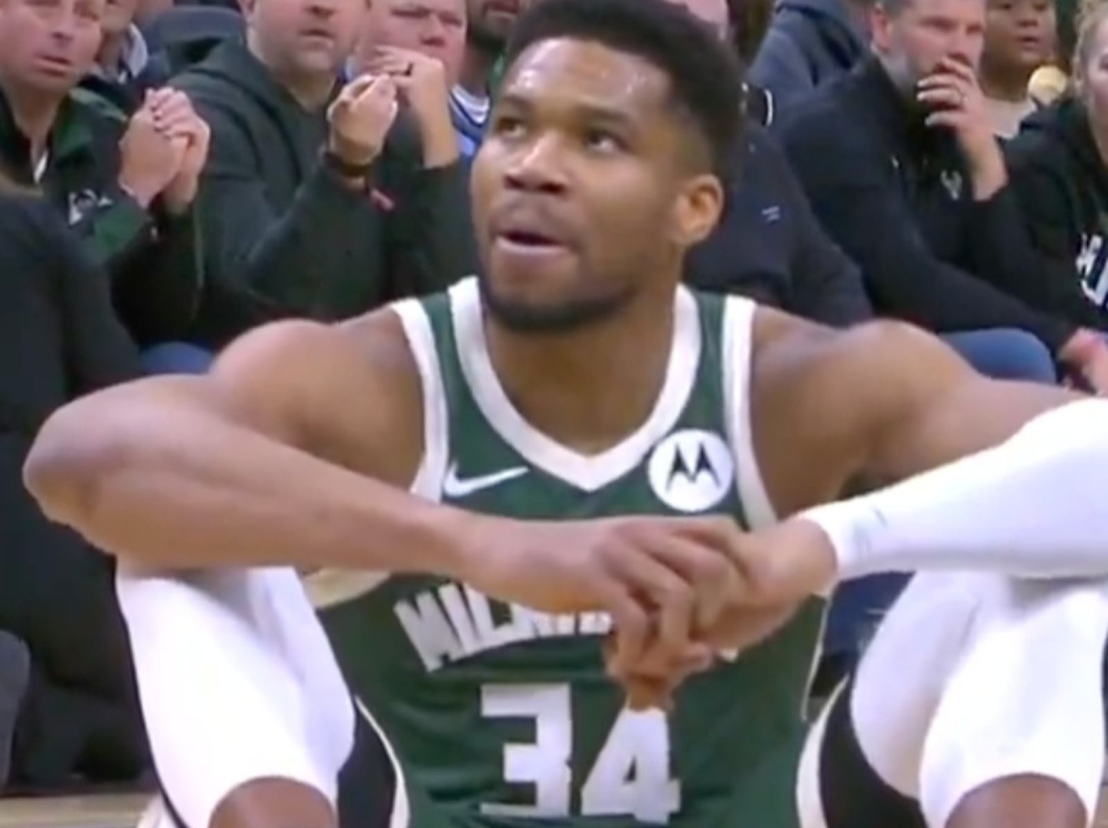 NBA／字母哥 Giannis「無碰撞傷退」！回防「突然跌坐」危險畫面曝光！