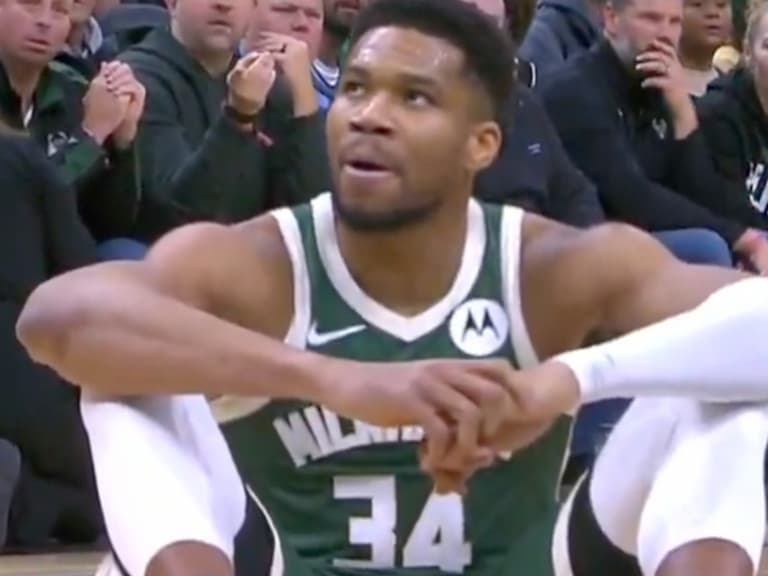 NBA/字母哥 Giannis「無碰撞傷退」!回防「突然跌坐」危險畫面曝光!